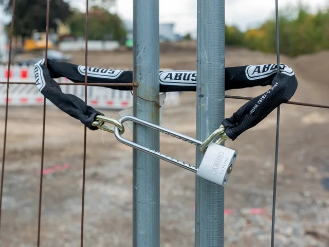 ABUS Mechanical 64TI/50mm TITALIUM™ Padlock Adjustable Shackle - Image 3