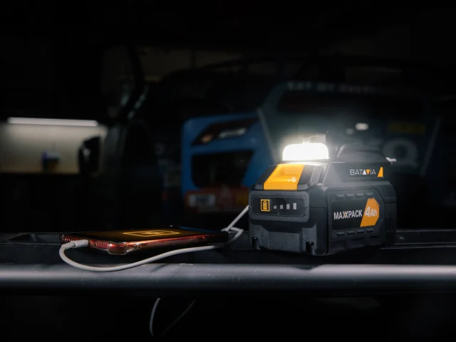 Batavia Battery USB Charging Adapter & Flashlight 18V - Image 3