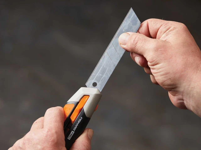 Fiskars CarbonMax Snap-off Knife 25mm - Image 7