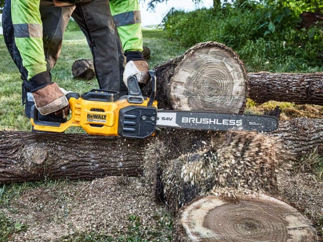 DEWALT DCMCS575N XR FlexVolt Chainsaw 50cm Bar 54V Bare Unit - Image 7
