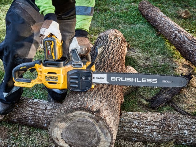 DEWALT DCMCS575N XR FlexVolt Chainsaw 50cm Bar 54V Bare Unit - Image 8