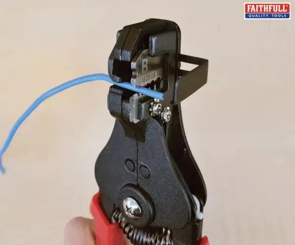 Faithfull Automatic Wire Stripper Capacity 1-3.2mm - Image 4