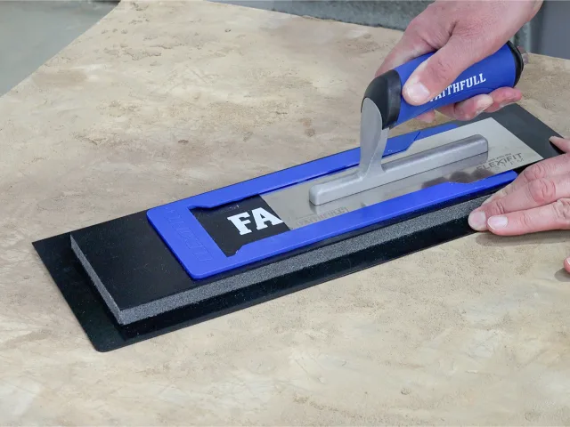 Faithfull Flexifit Trowel with Foam 28in - Image 3