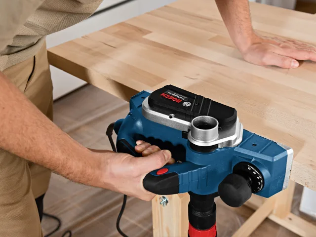 Bosch GHO 28-82 D Professional Planer 710W 240V - Image 2