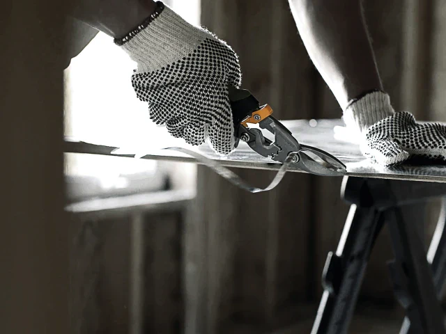 Fiskars PowerGear™ Aviation Snips Right Cut 250mm (10in) - Image 5